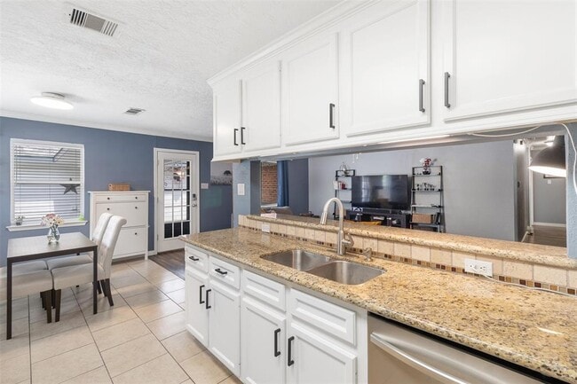 Building Photo - 5842 Silver Frst Dr