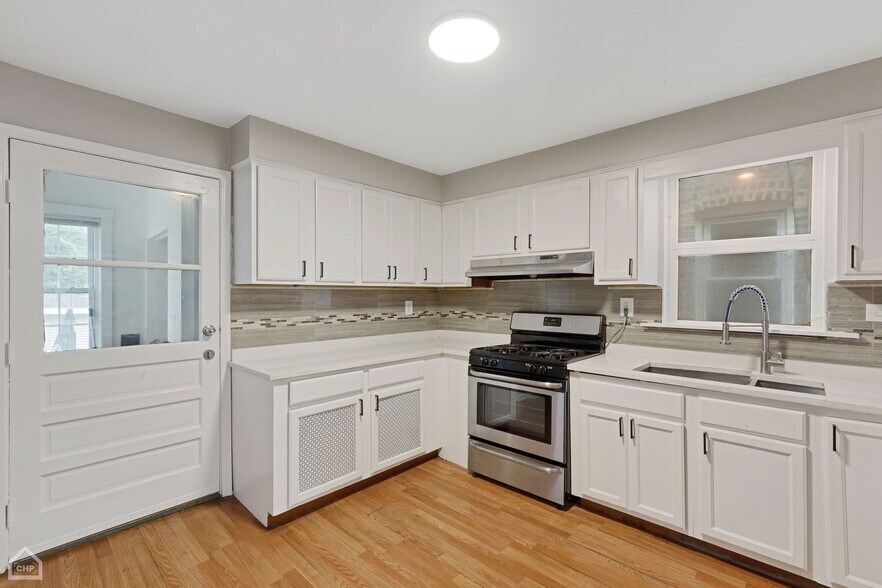 Building Photo - 3638 W Cornelia Ave