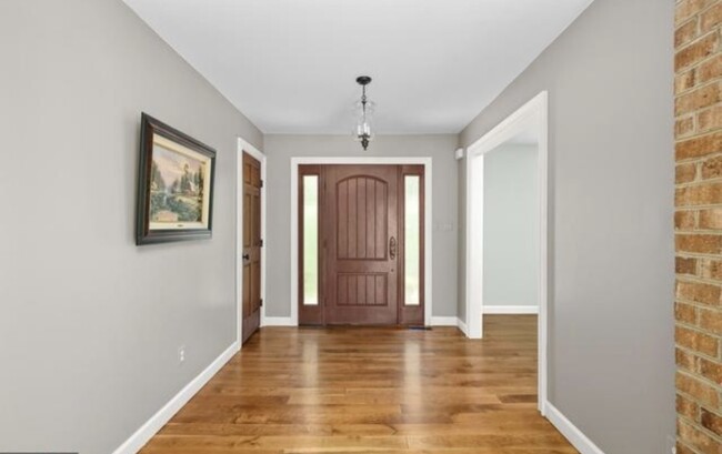 Foyer - 7432 Clifton Rd