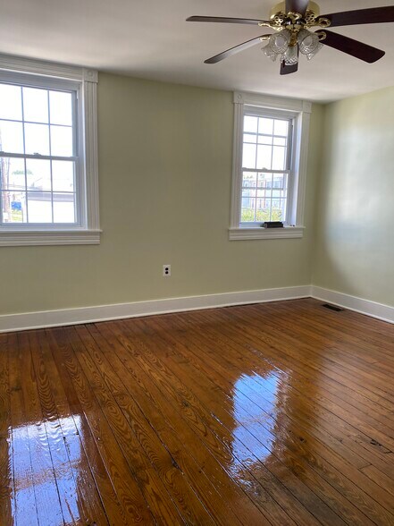 Large Bedroom - 705 Bunnecke Ave