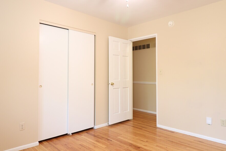 Building Photo - 235 Towercliffe Dr