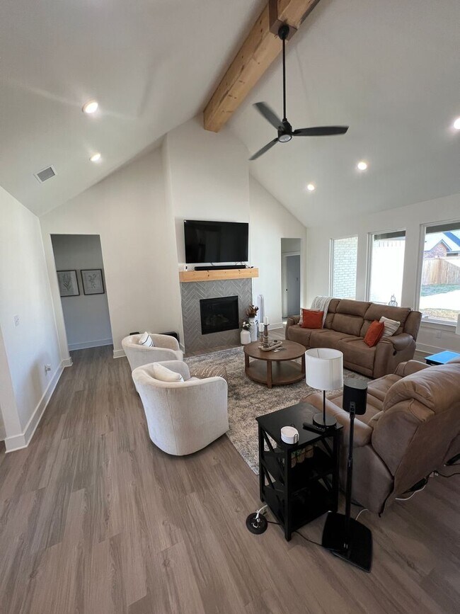 Building Photo - 4 Bedroom 3 bath in Escondido Ranch!