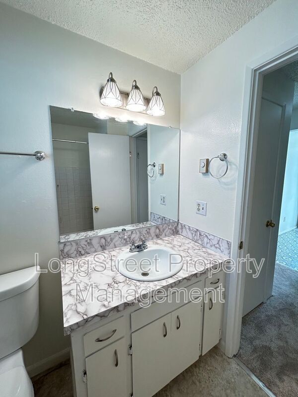 Building Photo - 324 NE Conifer Blvd