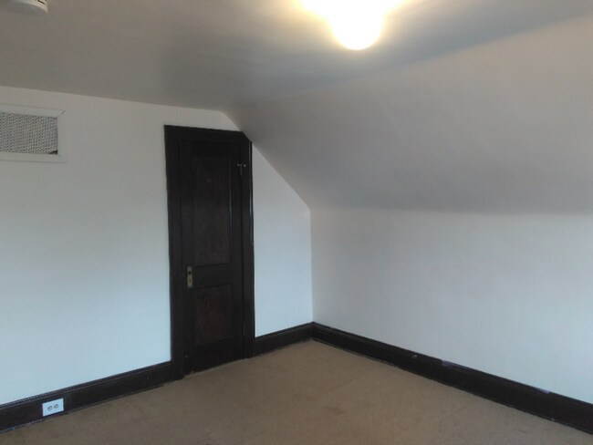 Building Photo - 1297 Warren Rd
