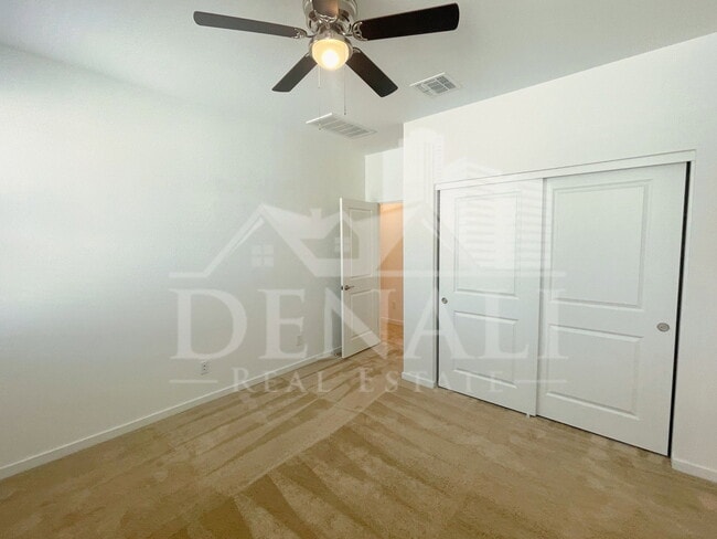 Building Photo - 1365 W Bluejay Dr