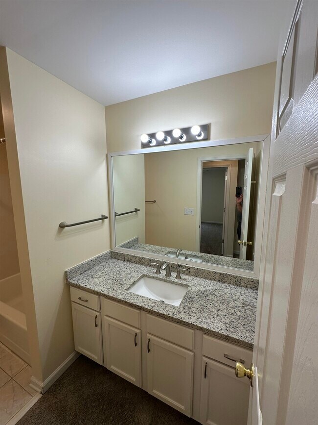 Building Photo - 1093 River Isle Dr