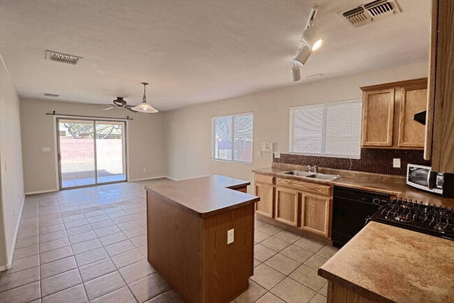 Building Photo - Rancho Sahuarita