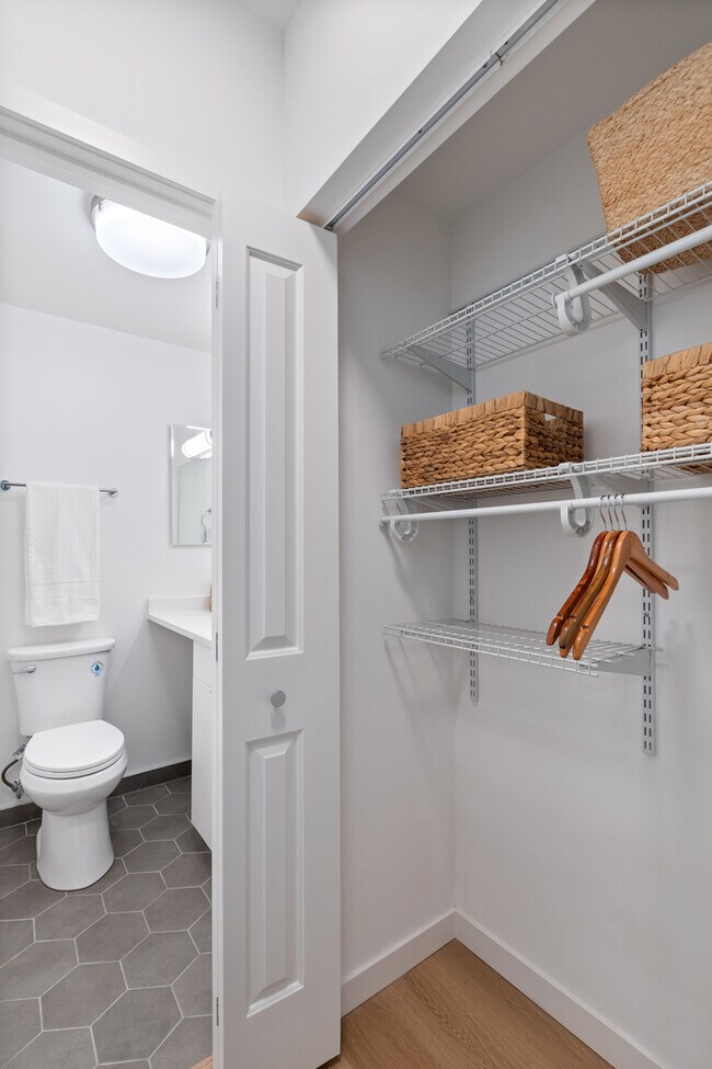 Building Photo - 1650 W Roscoe St