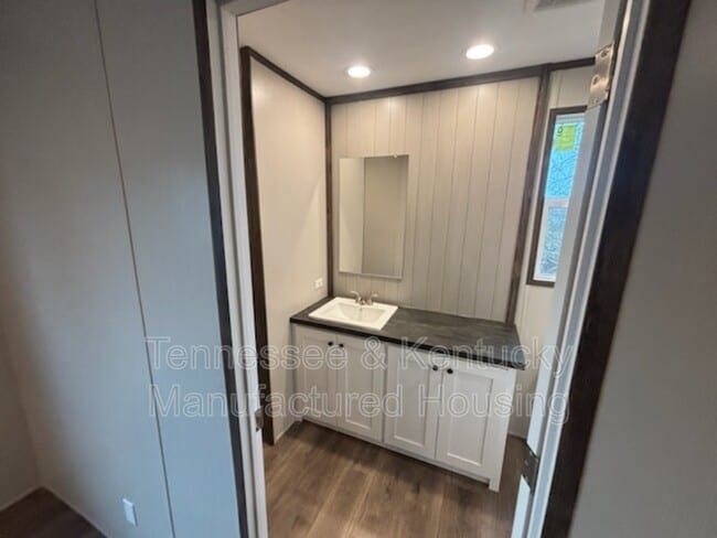 Building Photo - 210 Eller Dr