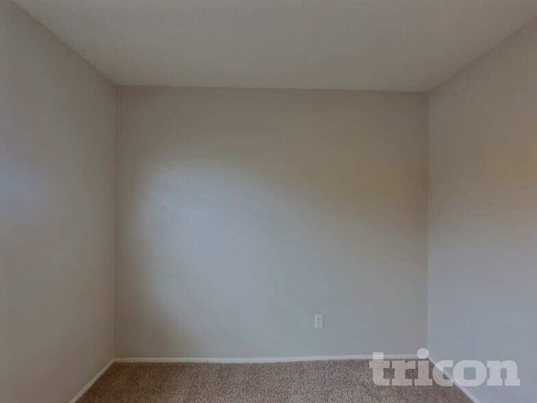 Building Photo - 125 Hidden Lake Dr