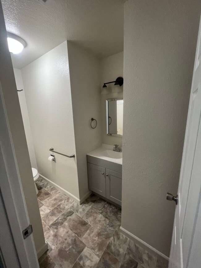 Building Photo - 3-bedroom, 2-bathroom home in Redding Upda...