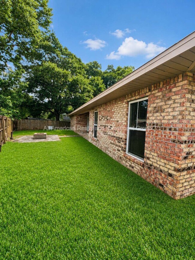 Building Photo - 598 Emerald Ln