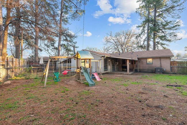 Building Photo - Large Den with Fireplace...