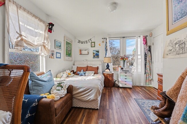 Building Photo - 412 N Thayer St