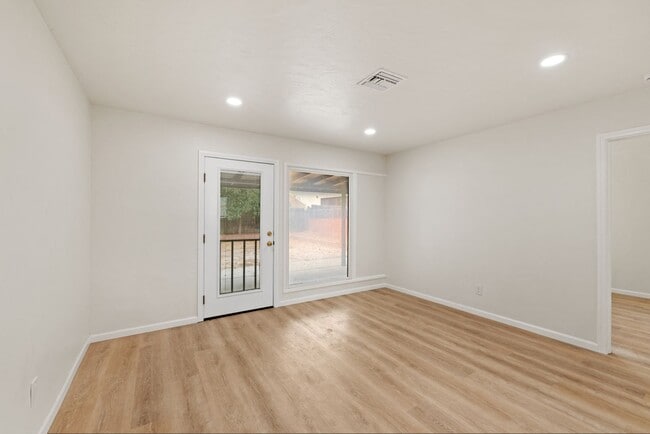 Building Photo - Nice 5 bedroom house on Ewing!