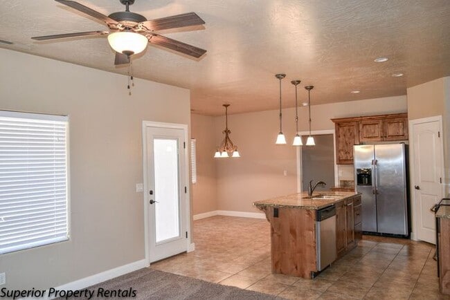 Building Photo - 4 bed, 2.5 bath duple unit w/2 car garage