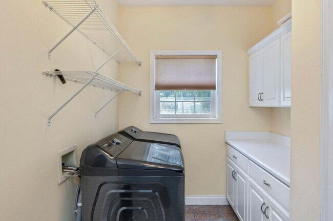 Building Photo - A spacious four bedroom, two and a half bathroom home located in the heart of the DeFuniak Spring...