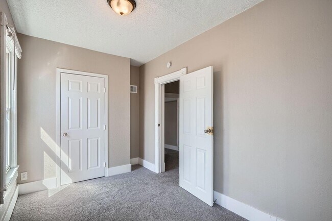 Building Photo - 707 Jenks Ave E