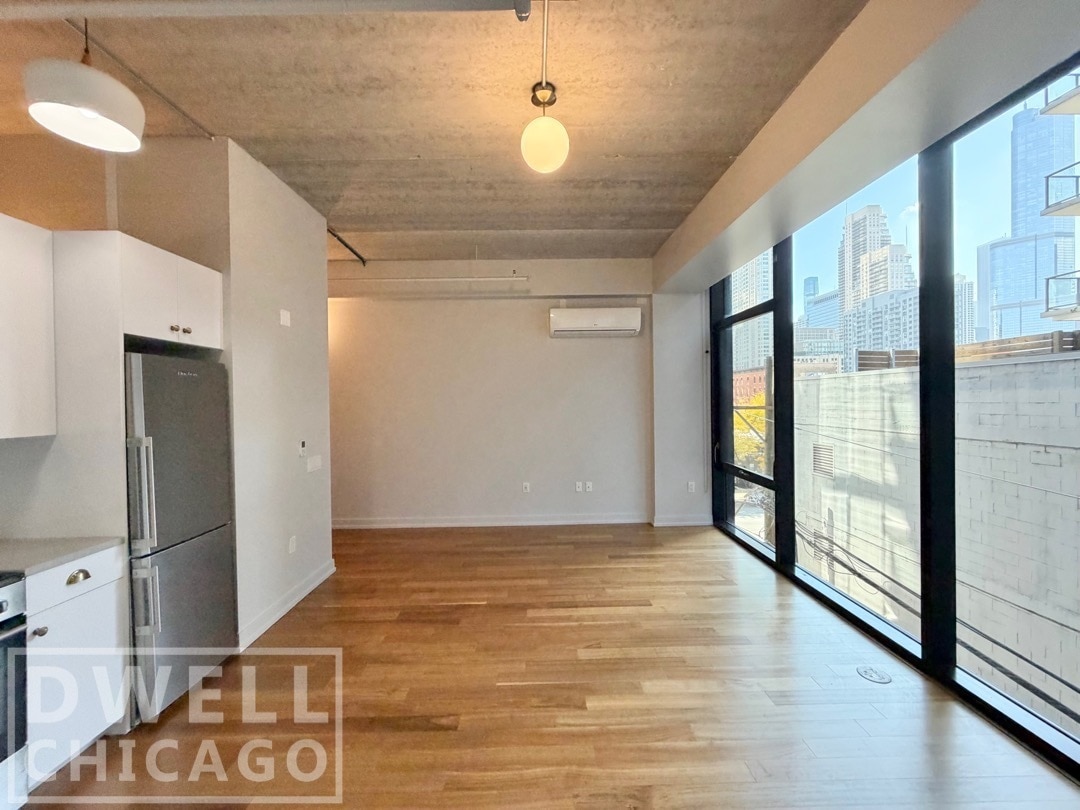 Building Photo - 640 N La Salle Dr