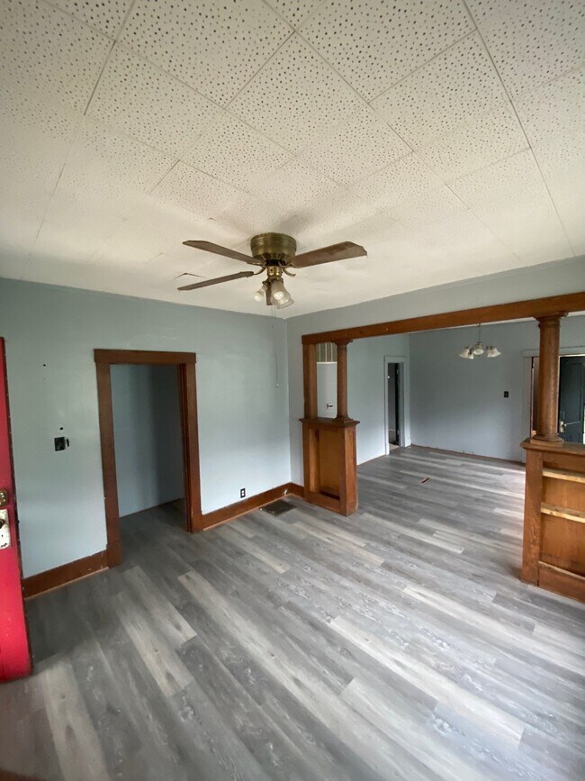 Building Photo - 115 S Kansas Ave
