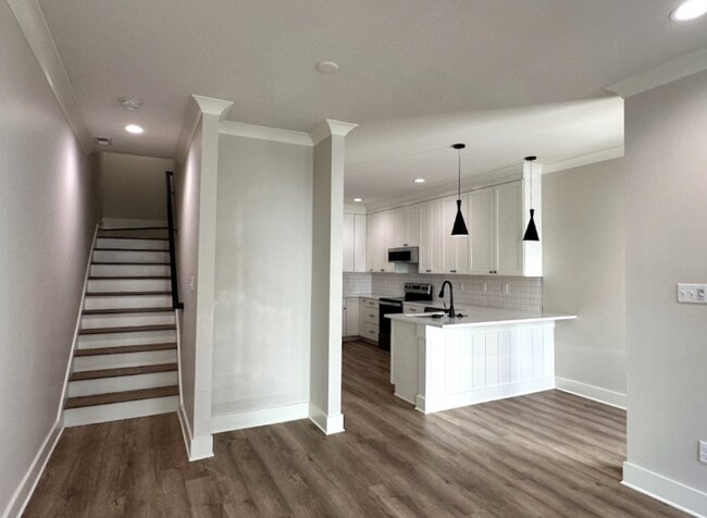 Building Photo - 9 Walnut St NE