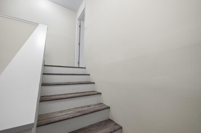 Building Photo - "Charming 2-Bedroom Townhouse Retreat with...