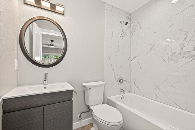 Building Photo - 10531 Royal Oaks Dr