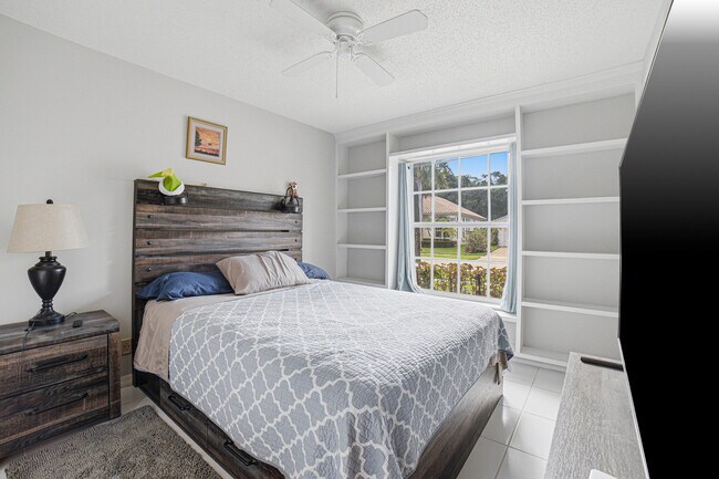 Building Photo - 10599 St Thomas Dr