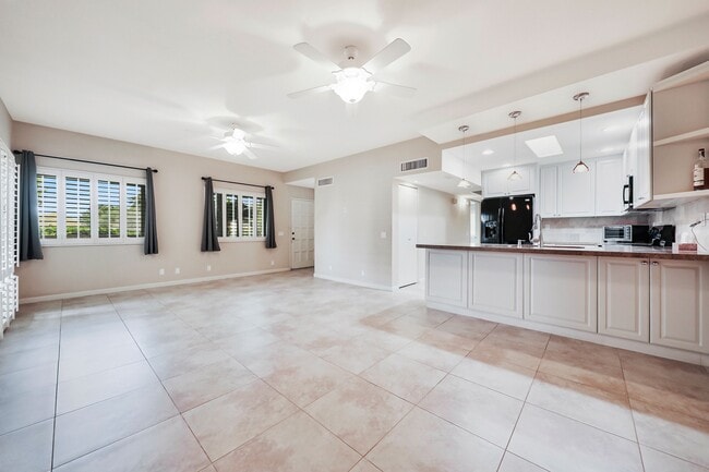 Building Photo - 73895 Saquaro Ct