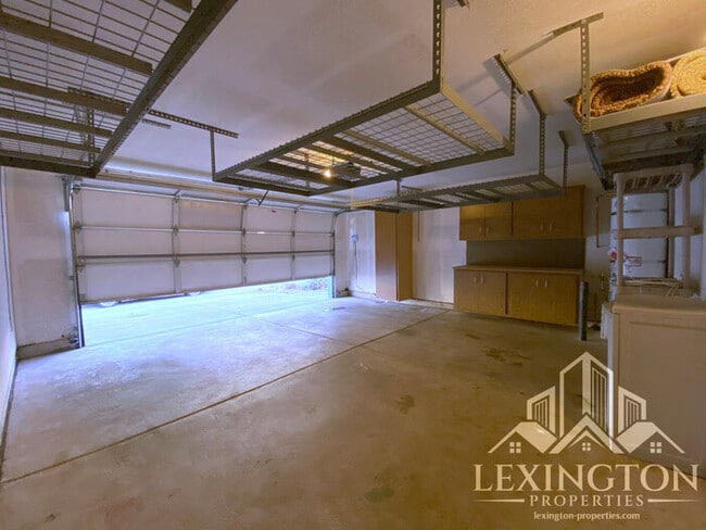 Building Photo - Beautiful, Spacious, 3-Bed 2-Bath Home available in Roseville!