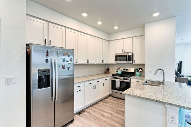 Building Photo - 3 Bedroom 3 Bath in Mosaic!