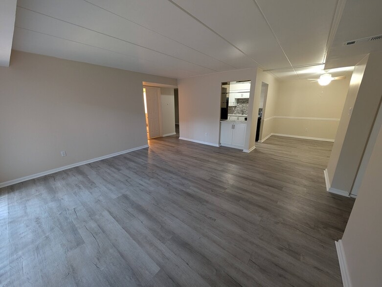 Spacious living room - 15 Sunbury Ct