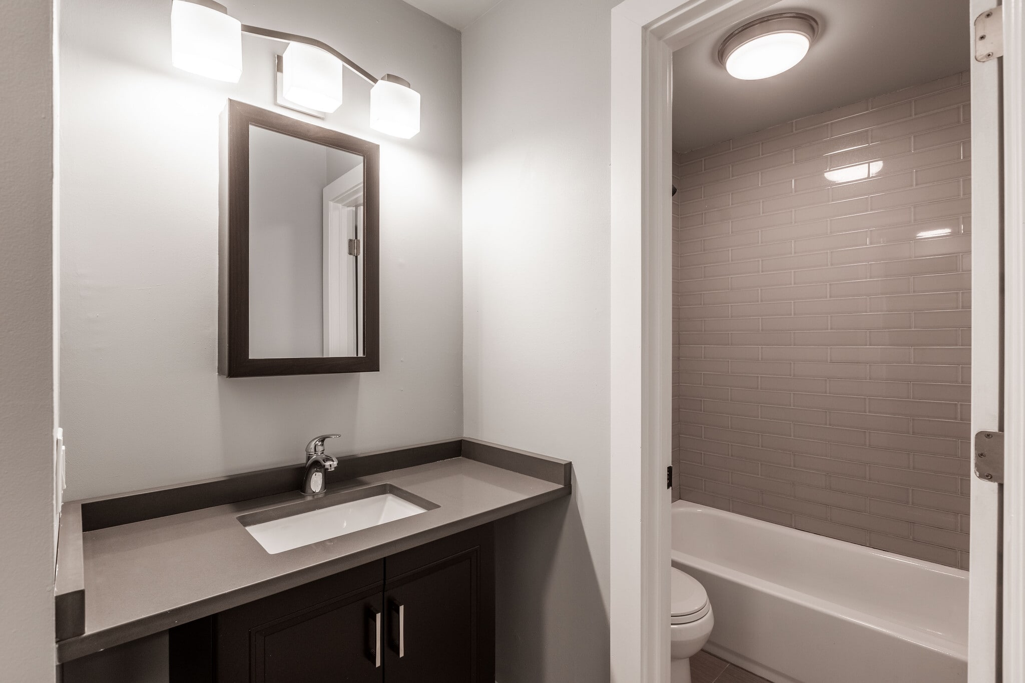 Building Photo - 1214 N La Salle Dr