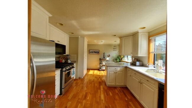 Building Photo - HUGE 5-BEDROOM home with separate BONUS ROOM!!  Large fenced yard!!!