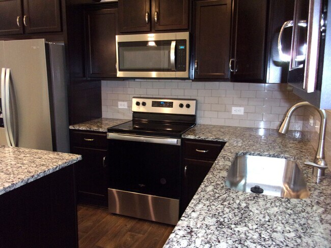 Building Photo - 2826 Capitol Dr