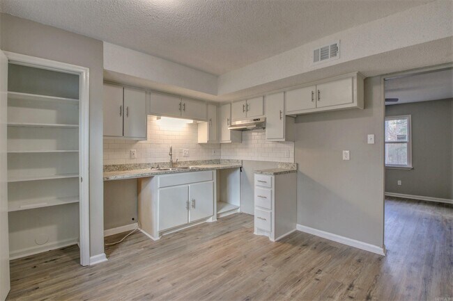 Building Photo - 1900 Labette Manor Dr