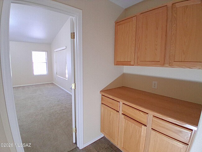 Building Photo - 995 N Western Sunset Dr