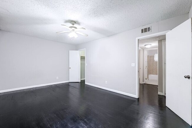 Building Photo - 1635 Line Cir