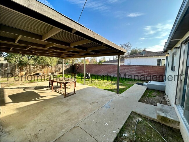 Building Photo - Cozy 3 Bed/1 Bath NE Bakersfield Home w/ S...