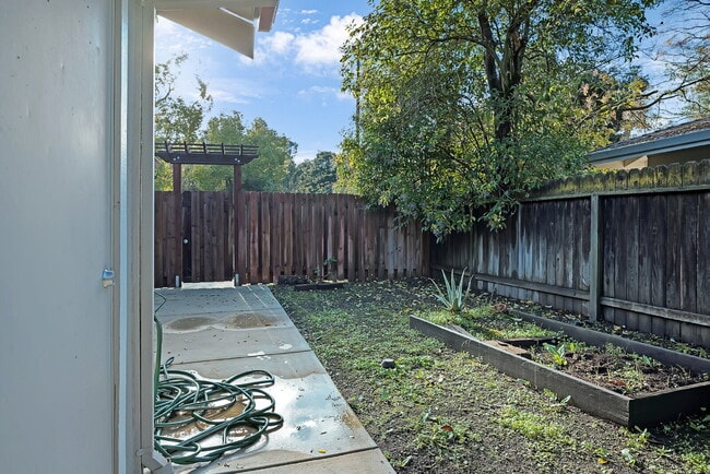 Building Photo - Comfortable 3-Bedroom Home for Rent in Central Davis