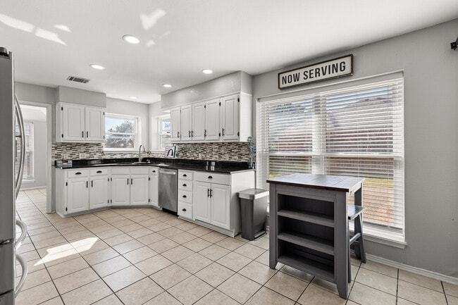 Building Photo - 4209 Green Oak Dr