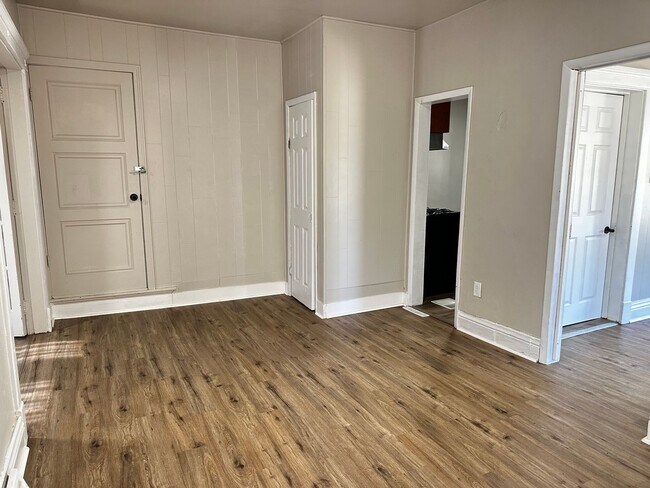 Building Photo - Aliquippa Triplex