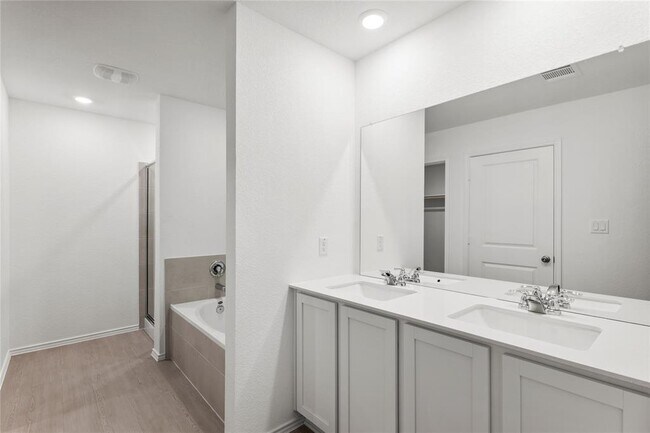 Building Photo - 161 Keefer