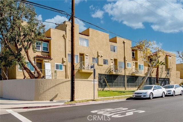 Building Photo - 10260 Plainview Ave