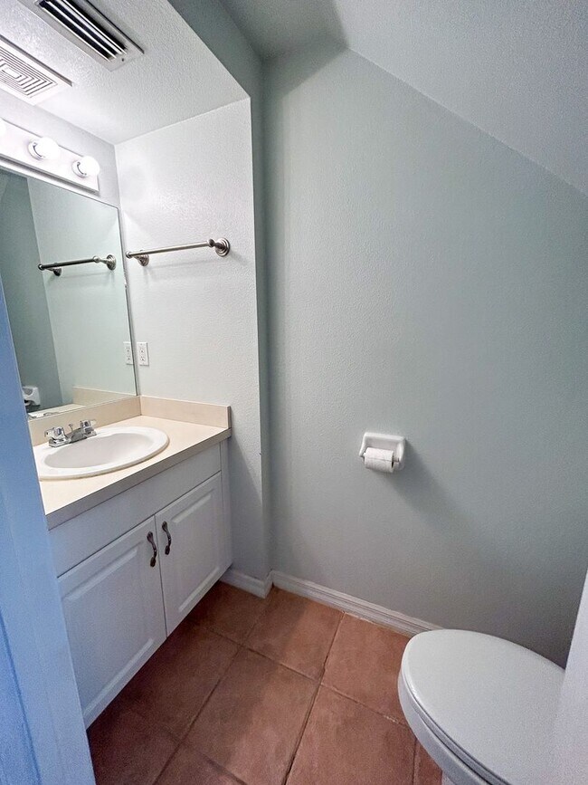 Building Photo - 2/2.5 Cozy Condo in Isabella Park