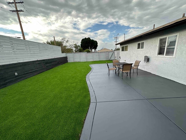 Building Photo - 660 Sunnyside Ave