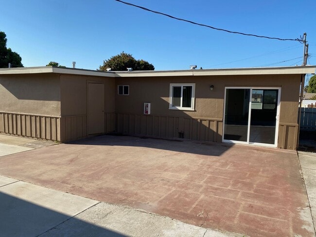 Building Photo - Updated 3 Bed/ 1 bath House Located in West Chula Vista