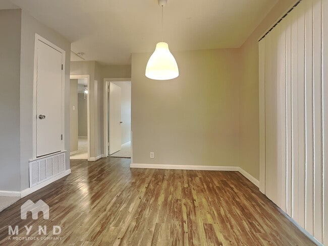 Building Photo - 1010 N Meadows Dr
