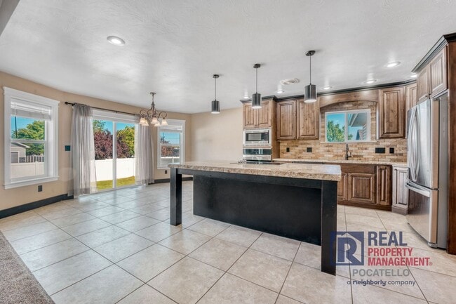Building Photo - Beautiful - Elegant - 5 Bedrooms - 3 Car -...