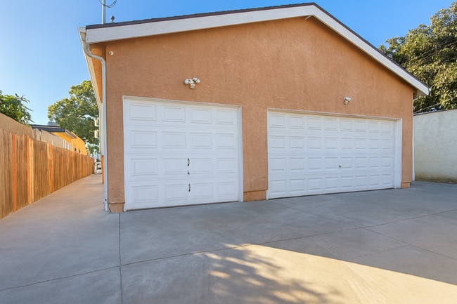 Building Photo - 631 E 78th St